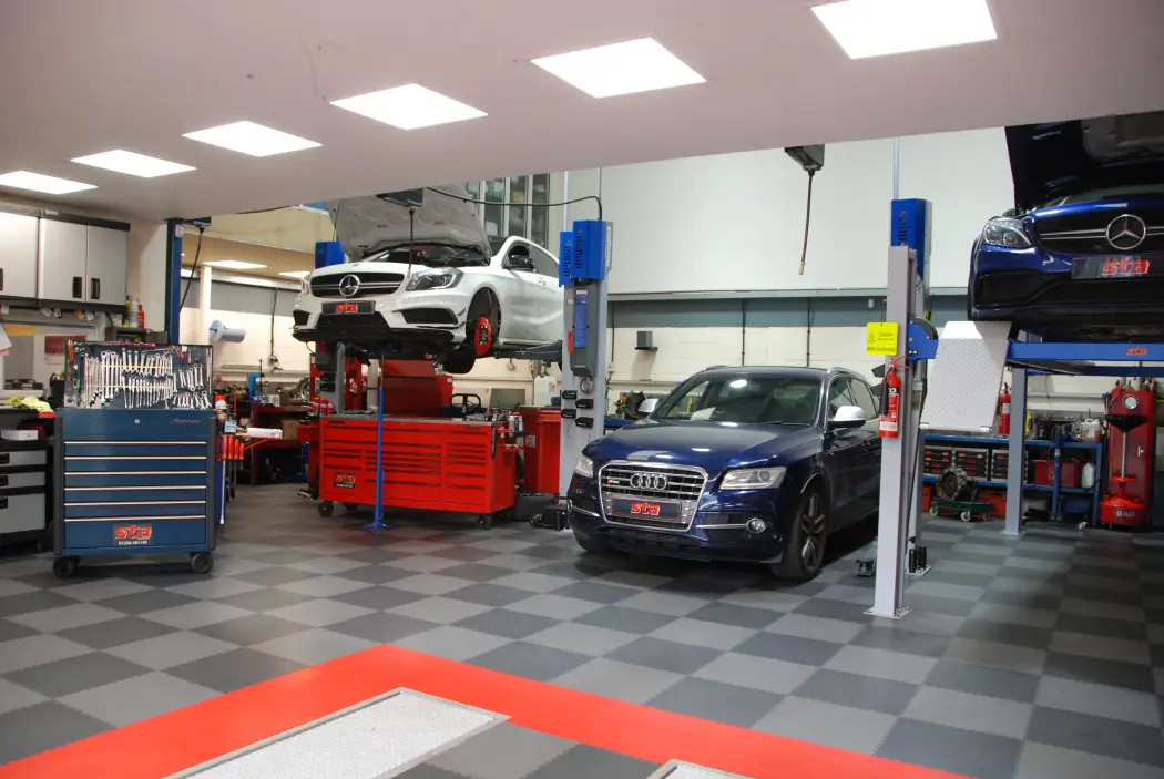 Vehicle servicing bay